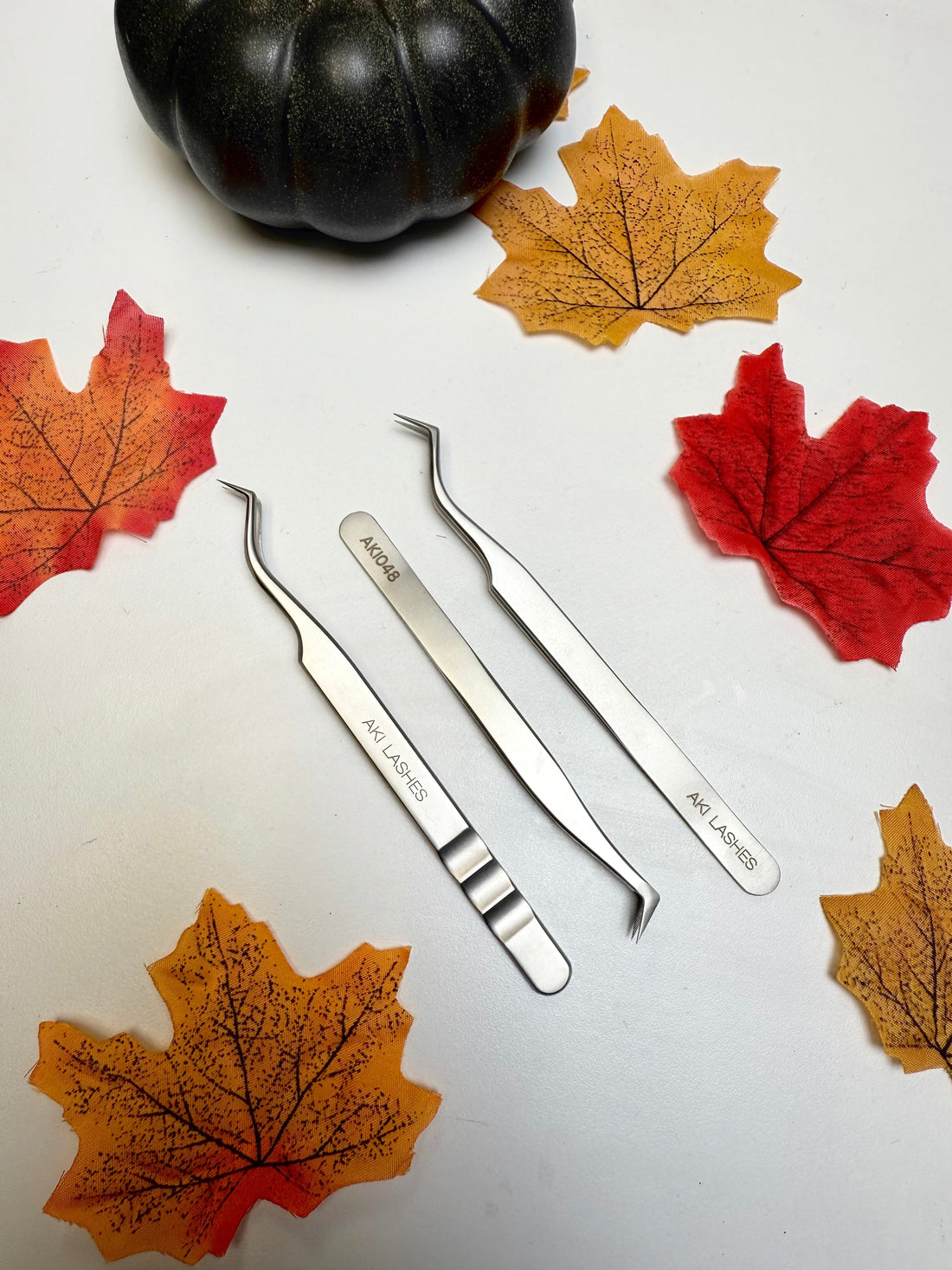 Fall for Flawless Fans: This Season’s Must-Have Volume Tweezers
